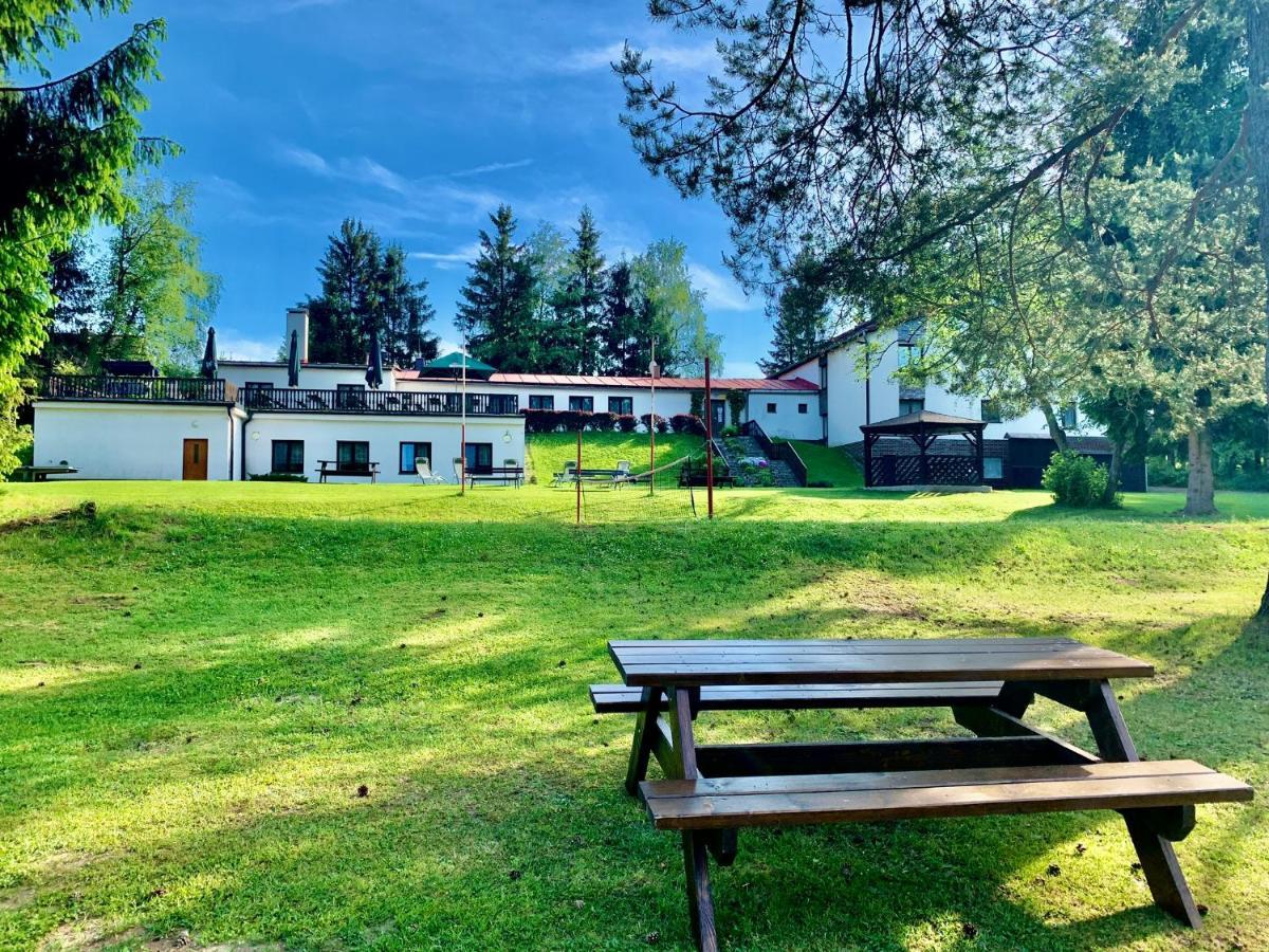 Hotel A Penzion Pegas Vlachovice Bagian luar foto