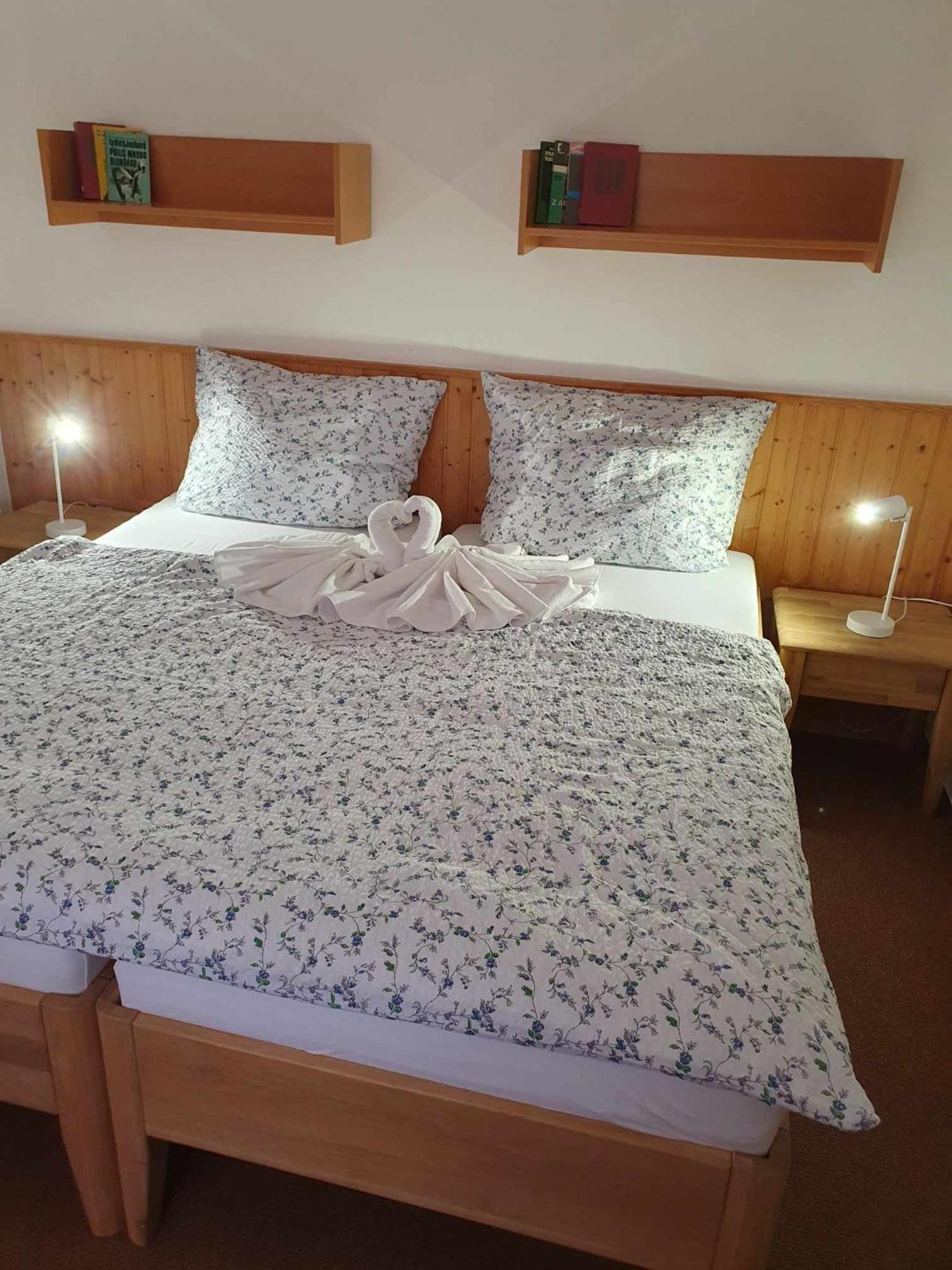 Hotel A Penzion Pegas Vlachovice Bagian luar foto